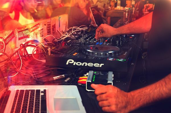 Internetowe kursy DJ-ów - idealne rozwiązanie dla twórczych amatorów edm, progressive house czy dubstepu